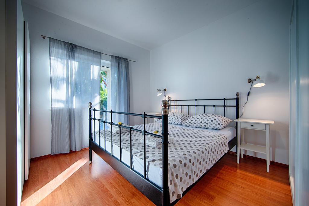 Apartments Zambarlin Komiža Rom bilde