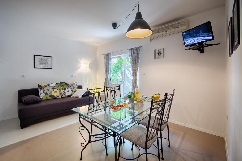 Apartments Zambarlin Komiža Rom bilde
