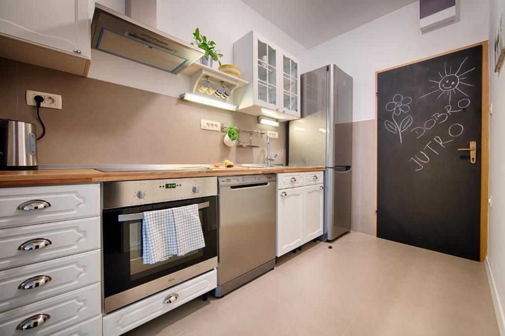 Apartments Zambarlin Komiža Rom bilde